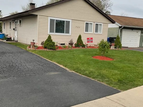 751 Navajo Dr, Carpentersville, IL 60110