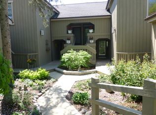 228 Hickory Ln APT B, Lake Barrington, IL