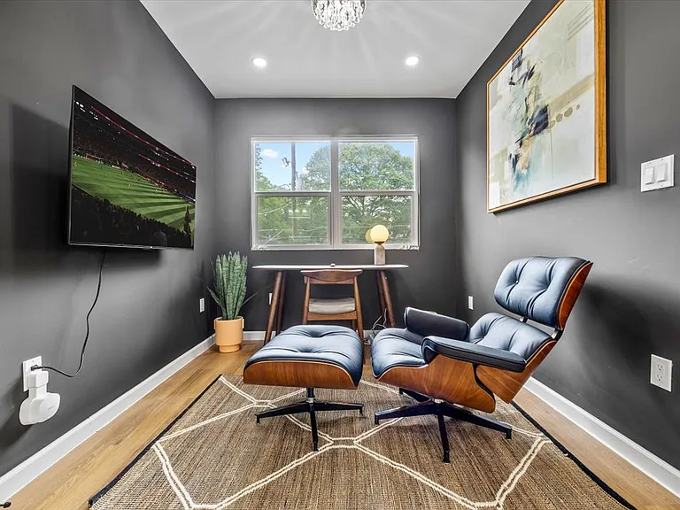 1089 Garibaldi St SW — Photo 9