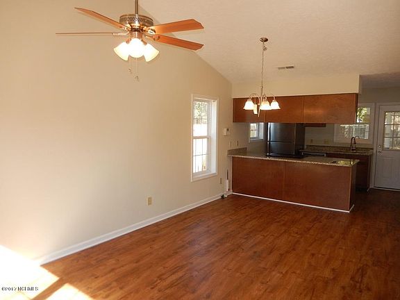 3rd image of 318 Deepwood Court SE