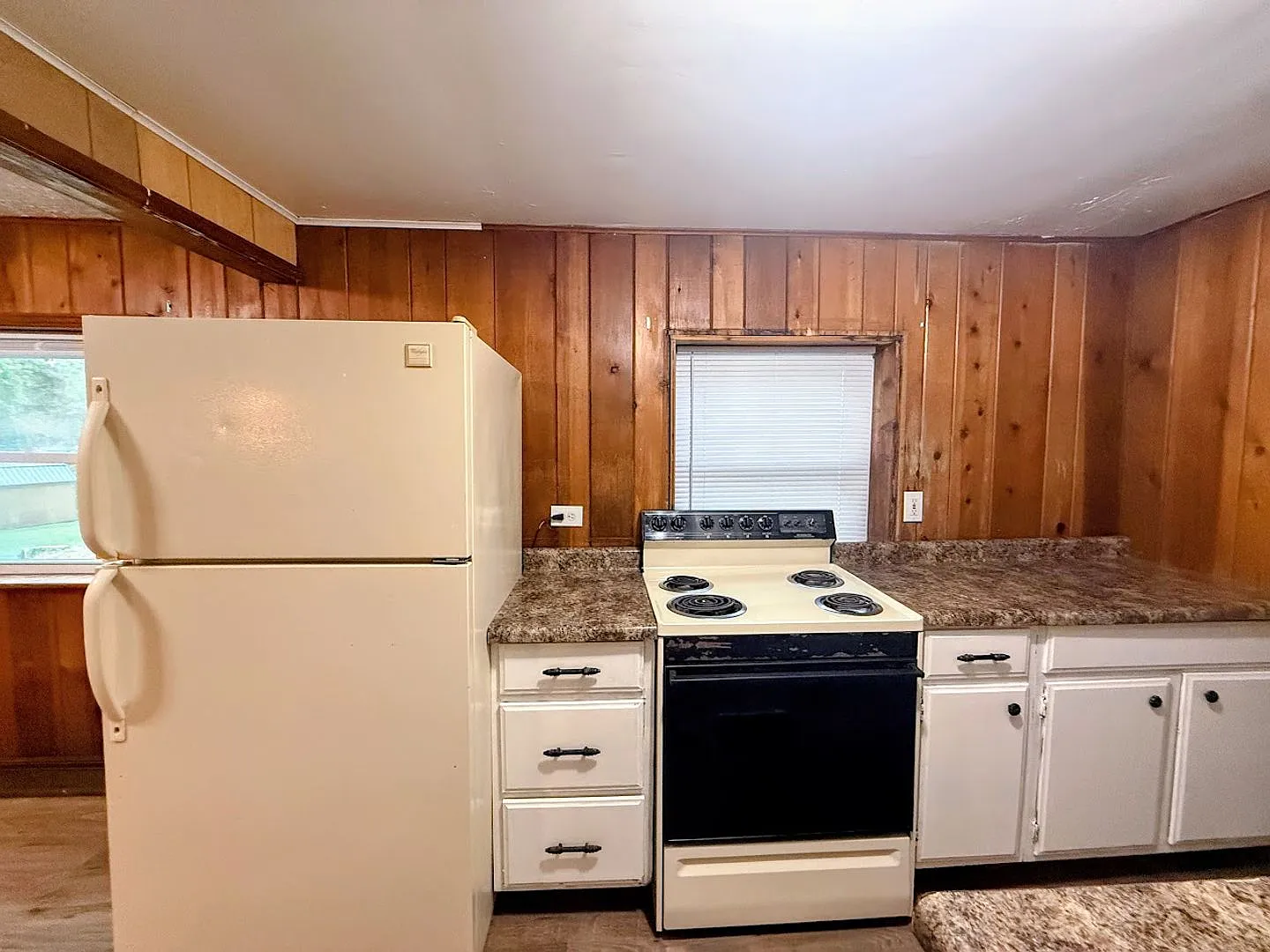 221 W Way St — Photo 3