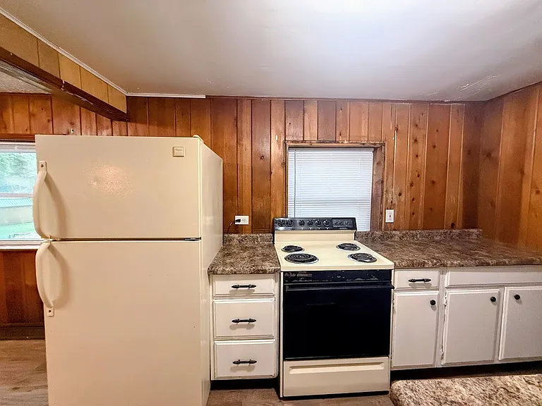 221 W Way St — Photo 3