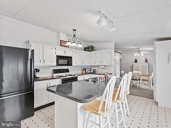5th image of 33405 Hartford Ct