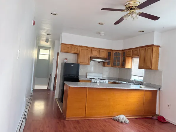2215 S 8th St Floor 2, Philadelphia, PA 19148