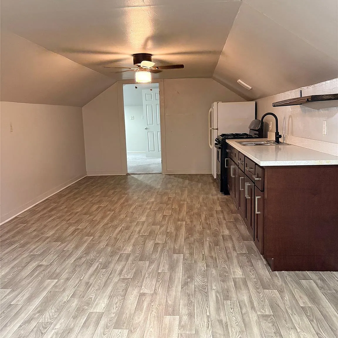 1 bed, 1.0 bath, 800 sqft, $985 — Photo 2