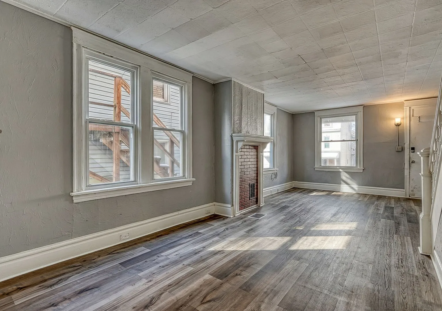 Newly Renovated 4 Bedroom 1 Bathroom Home in Harrisburg — Photo 2