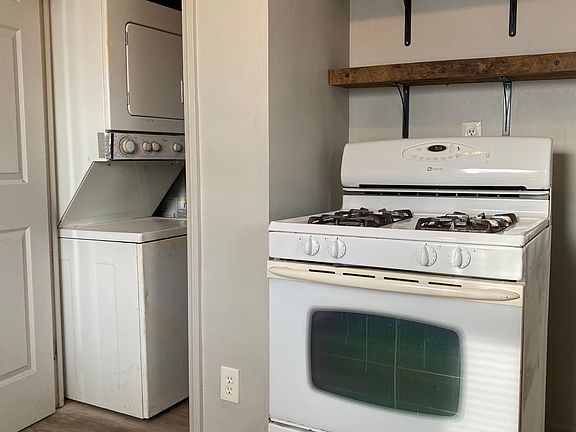 Kitchen - Photo 2 - Gas Range, Stackable Washer & Dryer in Furnace Room off Kitchen
