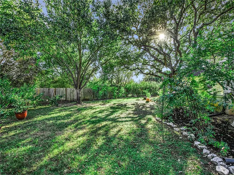 207 Tellus St — Photo 23