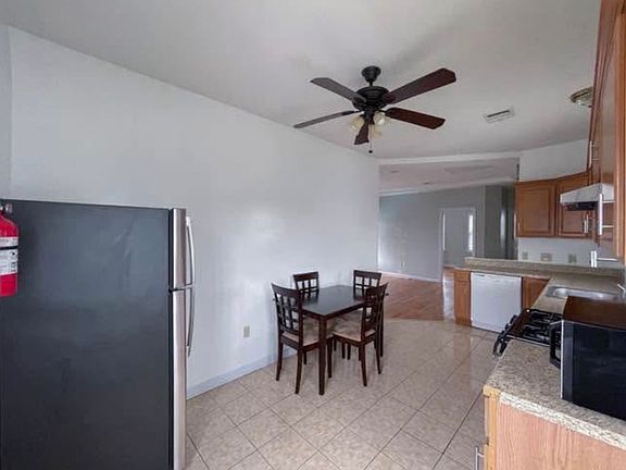 3rd image of 560 Forest St Floor 2