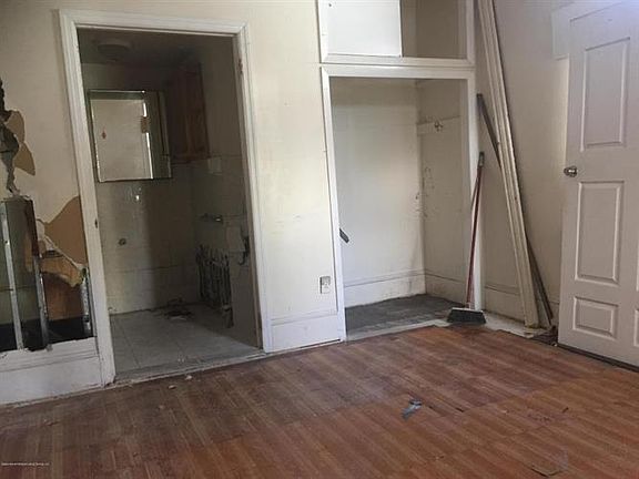 5th image of 102 Sharpe Ave