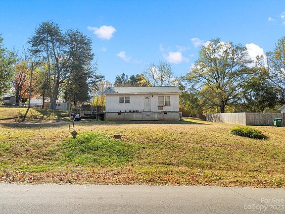 3rd image of 404 Dover Dr