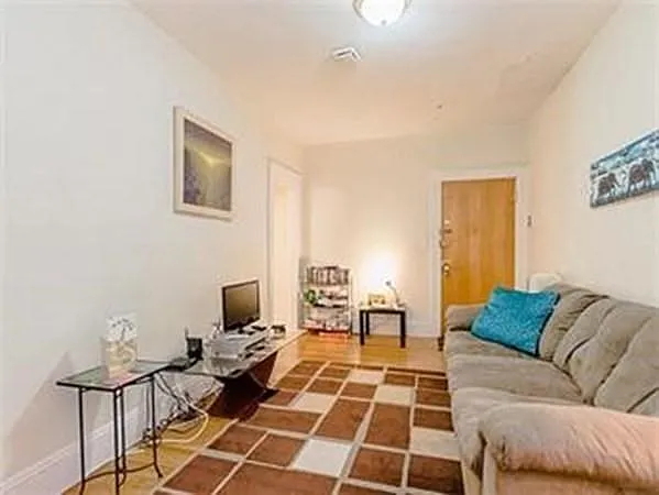 3 bed, 2.0 bath, 865 sqft, $3,300 — Photo 4