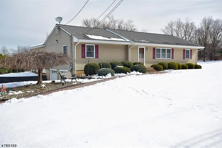 627 Whiton Rd photo 1