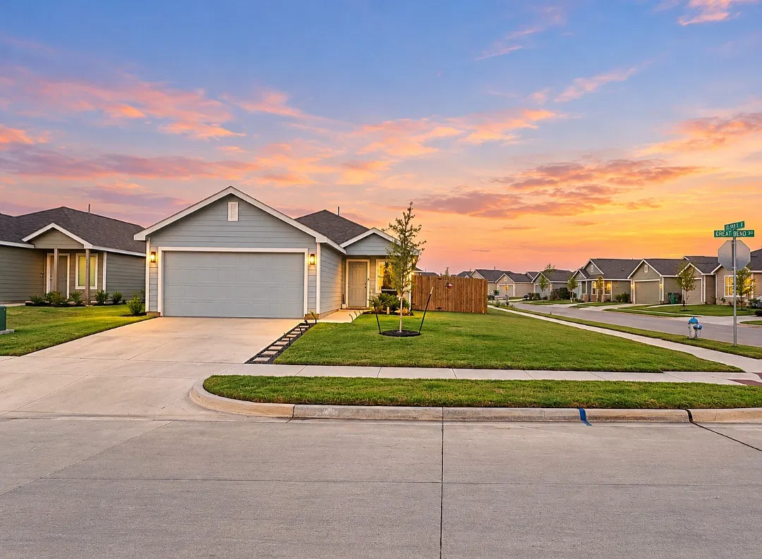 3 bed, 1266 sqft, $1,633 — Photo 1