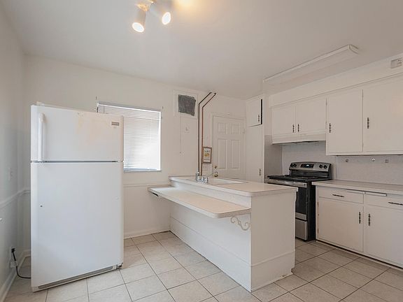 3rd image of 2614 Kenwood Blvd #1