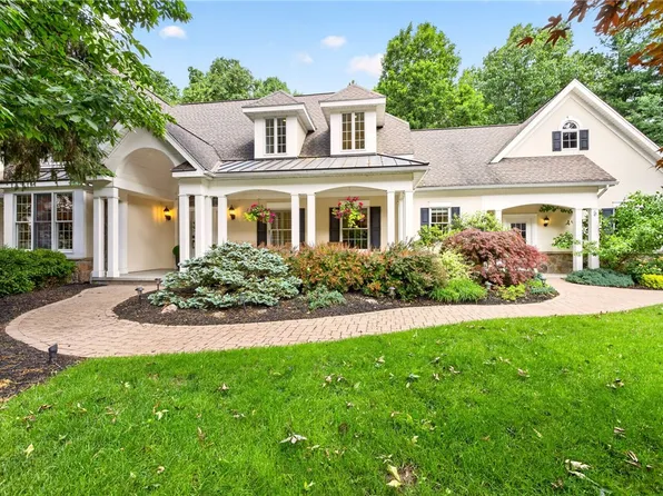 5 Risewood Ln, Pittsford, NY 14534
