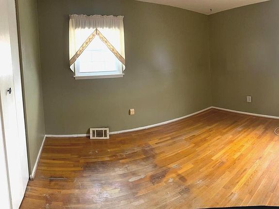 3rd image of 313 Academy Ave