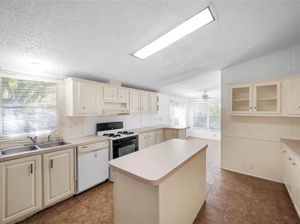 3614 College St, Damon, TX 77430