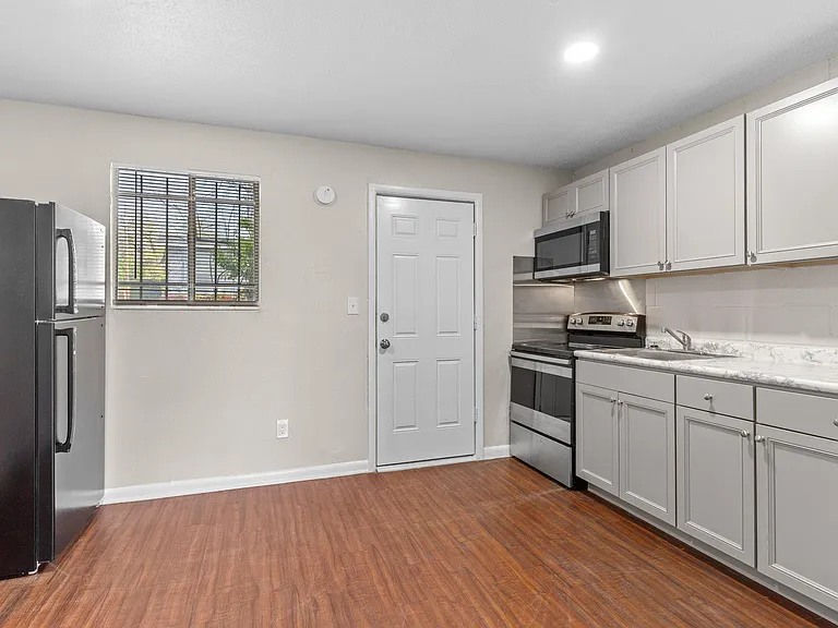1305 Clay St #1 — Photo 4