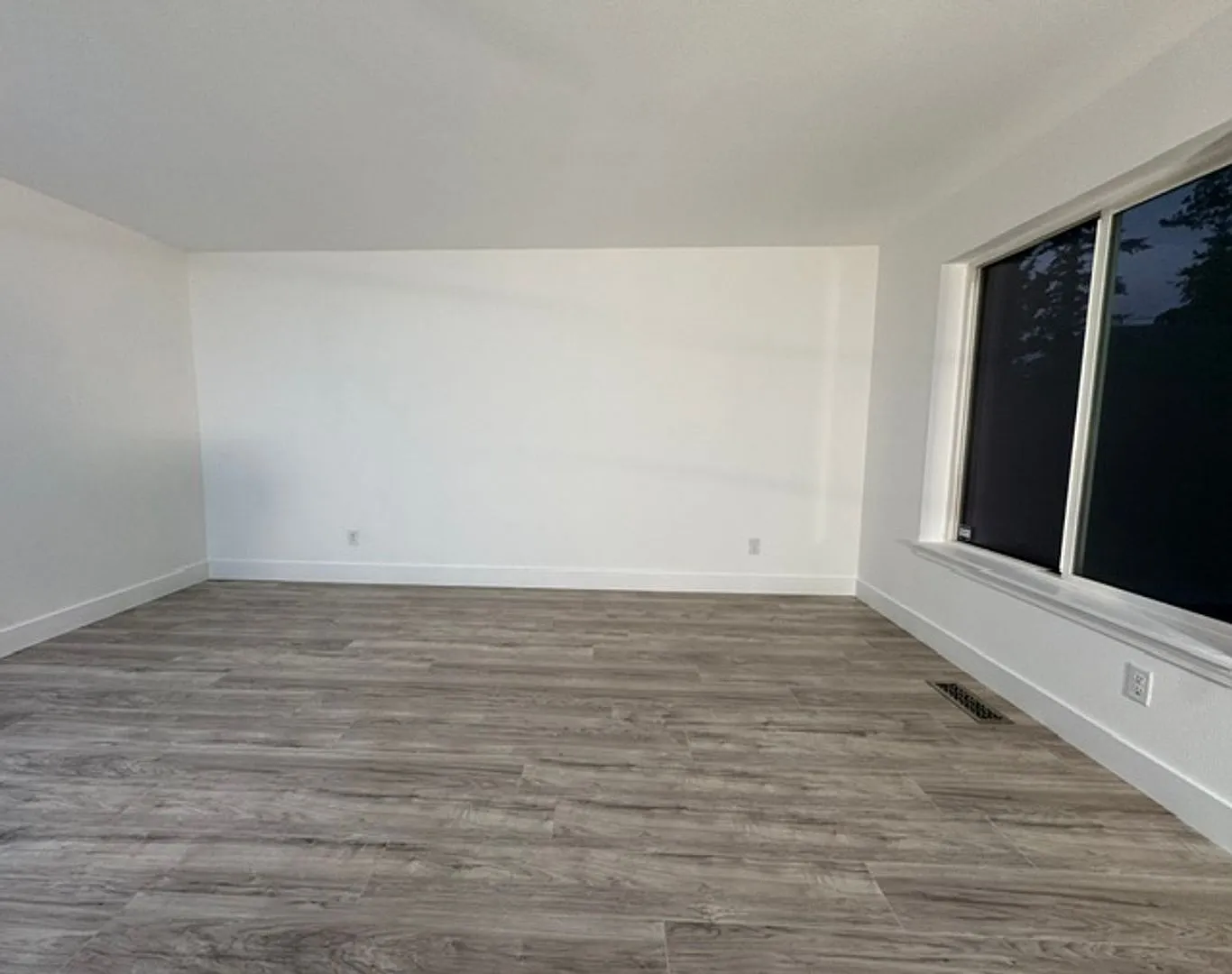 Spacious 3-Bedroom Beaverton Home with Attached Garage & Fireplace! — Photo 2