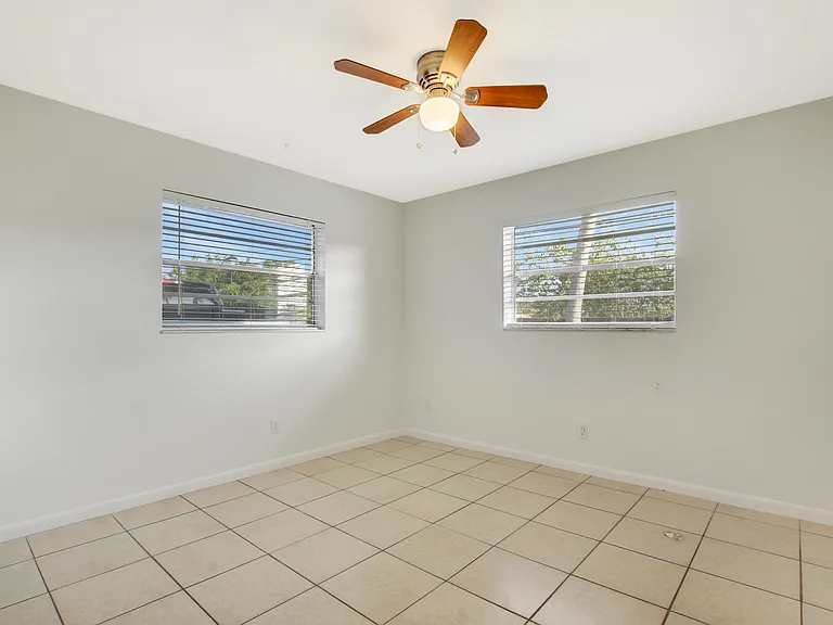 1919 Doffer Ln #1933 — Photo 7