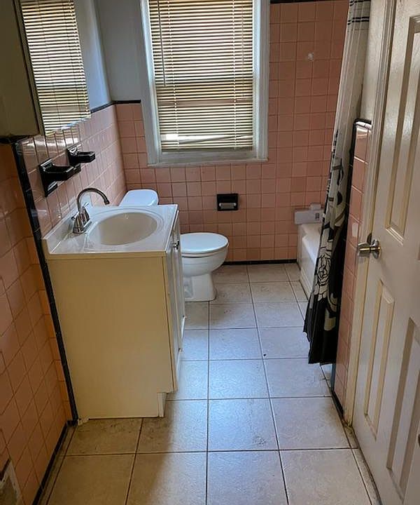 2nd image of 4813 Ashland St