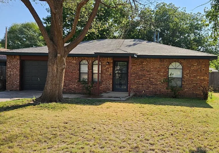 Shelley Dr — Photo 1