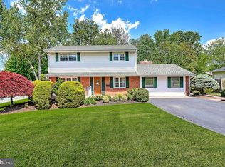 8 Darrow Ct, Kendall Park, NJ 08824