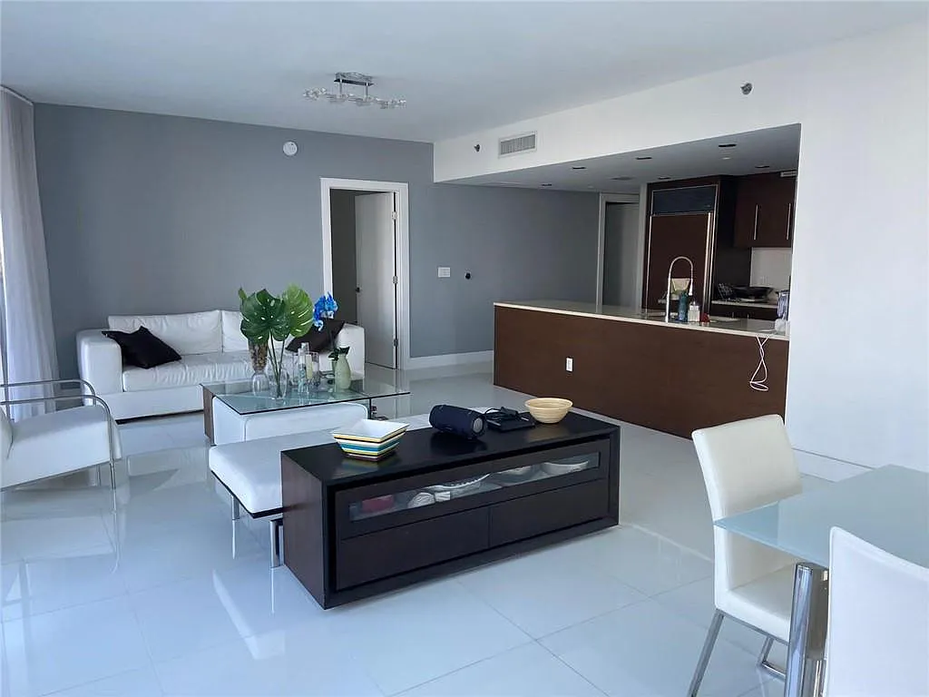 3 bed, 2.5 bath, 1977 sqft, $7,900 — Photo 4
