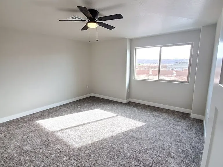 Three Bedroom Red Mountain Vista Town Home — Photo 16