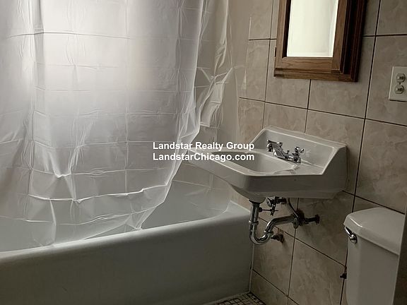 5th image of 846 W Montrose Ave APT 203