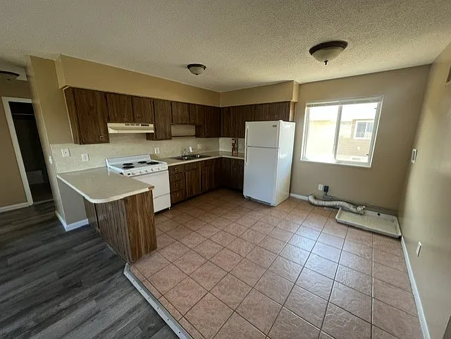 2445 Isabella — Photo 3