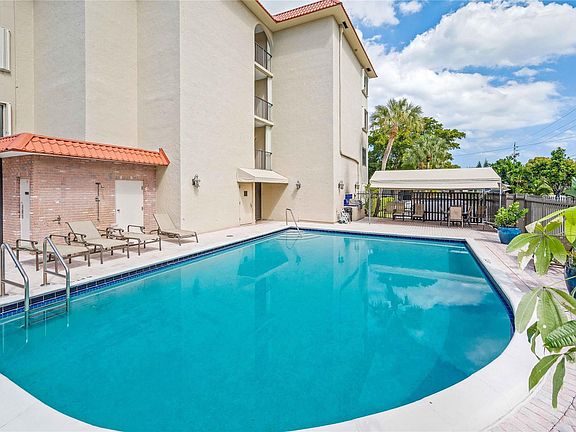 3rd image of 615 NE 12th Avenue #307