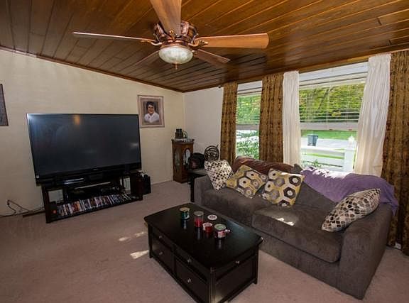 3rd image of 2831 Caroline St