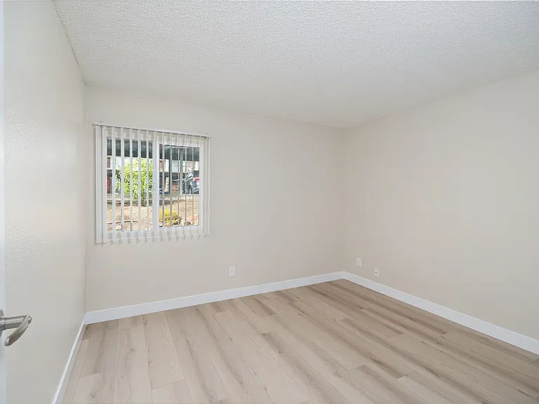 Lynwood Knolls — Photo 22