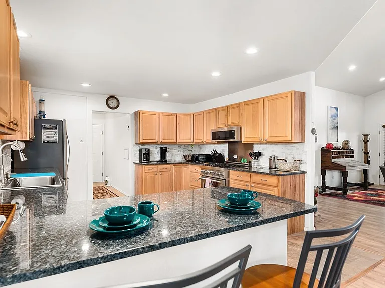 233 Guenevere Ave — Photo 9