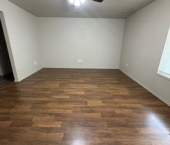 910 Withrow Dr — Photo 4