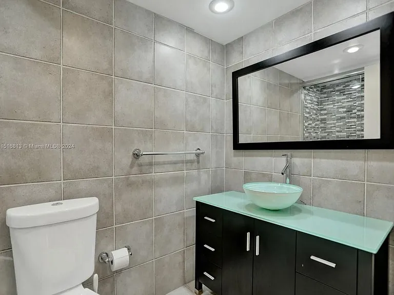 11930 N Bayshore Dr #601 — Photo 16