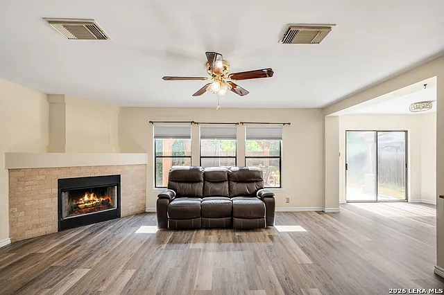 4 bed, 2.5 bath, 1815 sqft, $1,800 — Photo 4