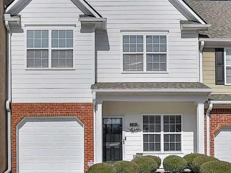 2369 Suwanee Pointe Dr — Photo 1