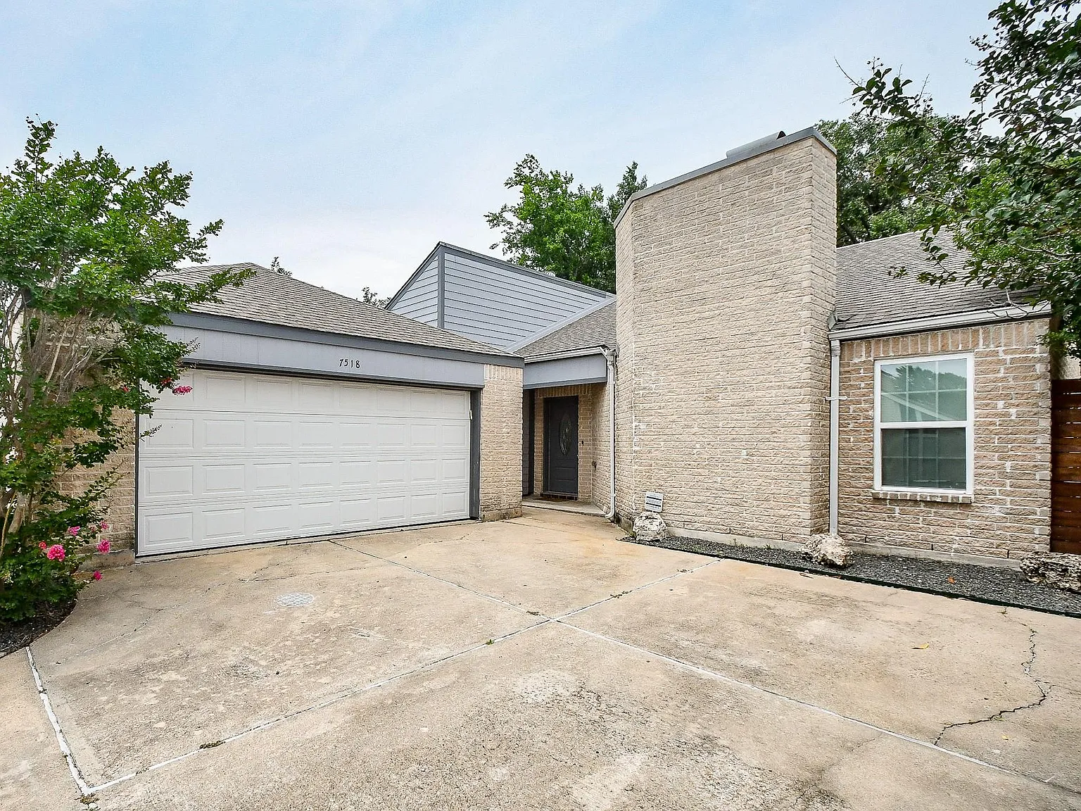 3 bed, 2.0 bath, 2458 sqft, $2,960 — Photo 2
