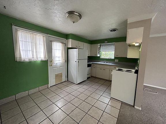 2nd image of 909 E Browning Ave #C