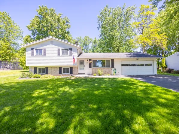 22 Putting Green Ln, Penfield, NY 14526