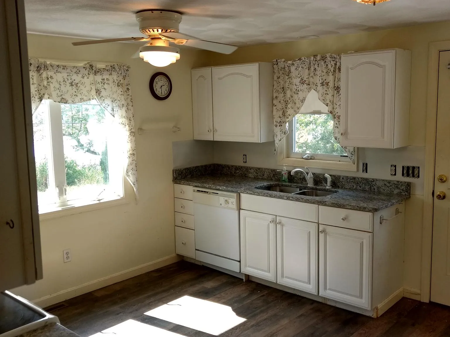 3 bed, 1.5 bath, 1300 sqft, $2,700 — Photo 3