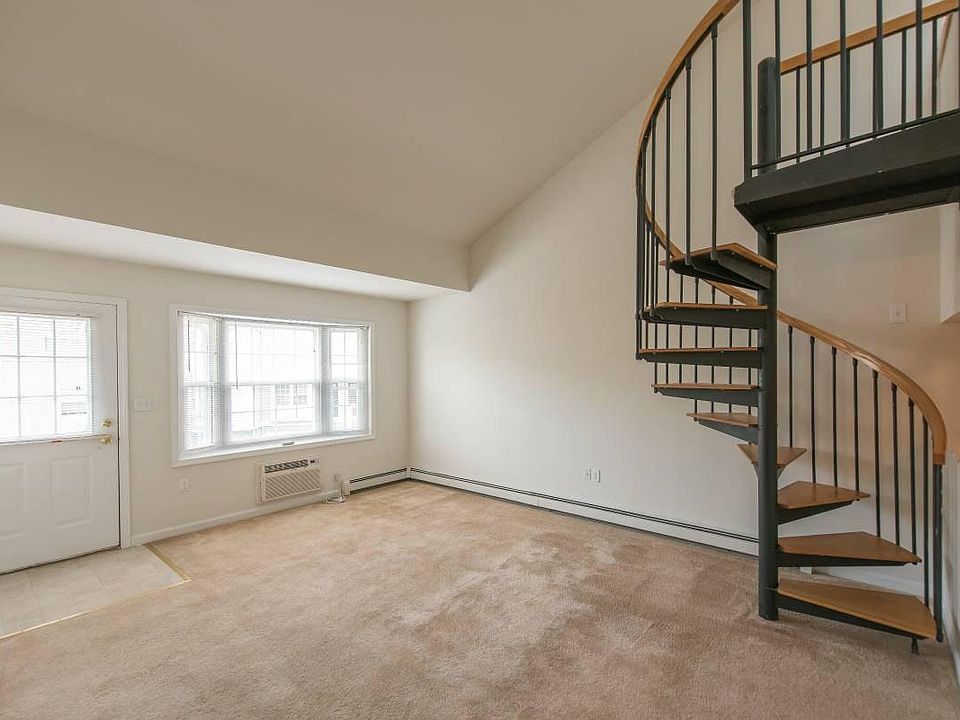 1st image of 2 Crescent Dr #3