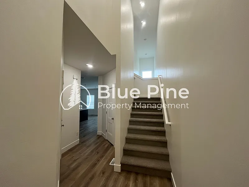 3 bed, 2.5 bath, 2100 sqft, $1,850 — Photo 2