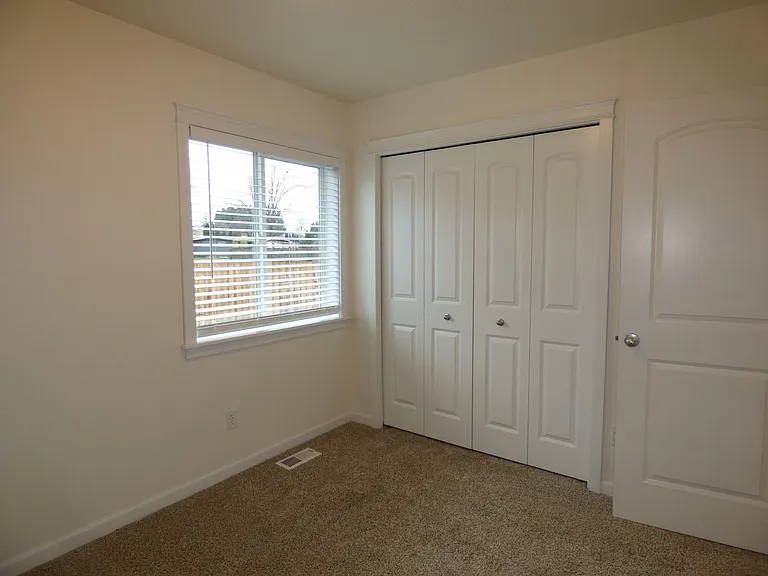 3536-3538 Fisher Ct NE — Photo 17