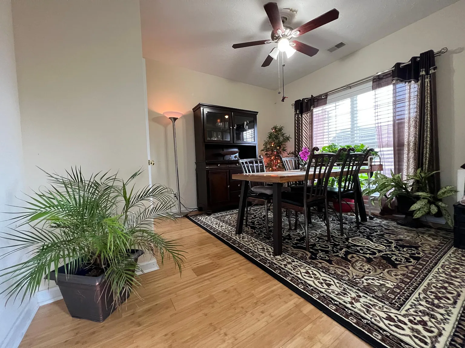 4 bed, 2306 sqft, $2,800 — Photo 4