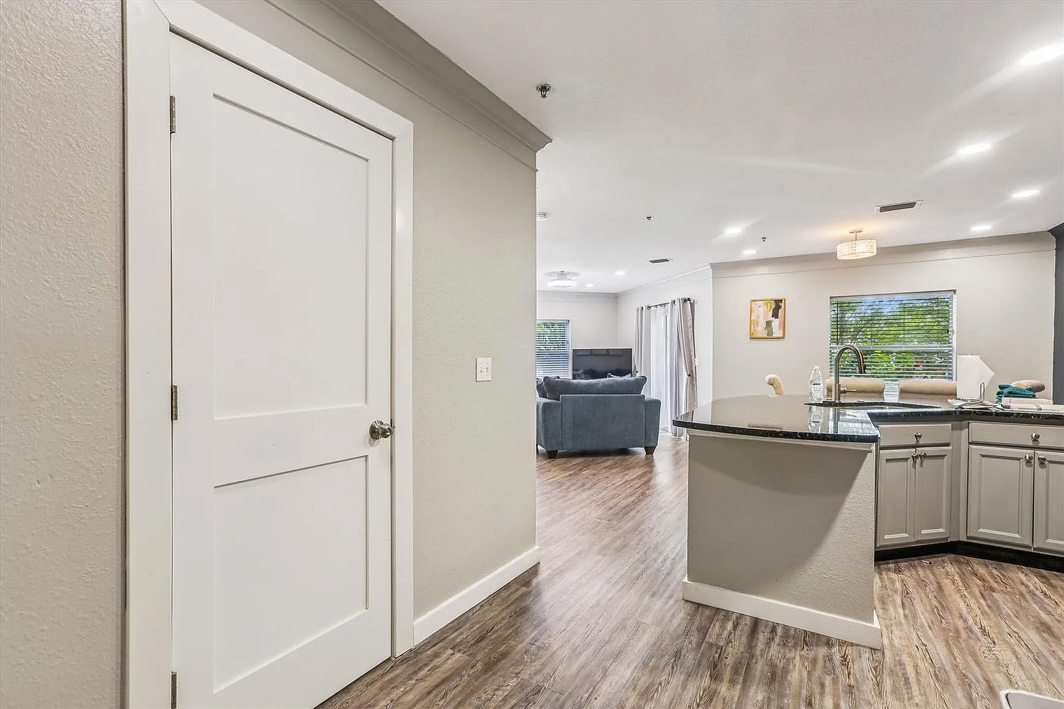 2 bed, 2.0 bath, 904 sqft, $2,736 — Photo 3
