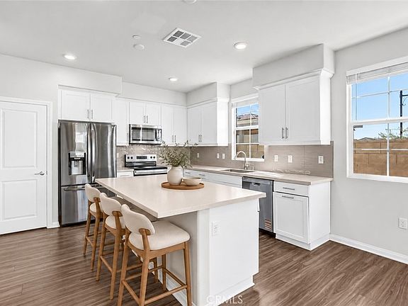 5th image of 475 Meyer Pl